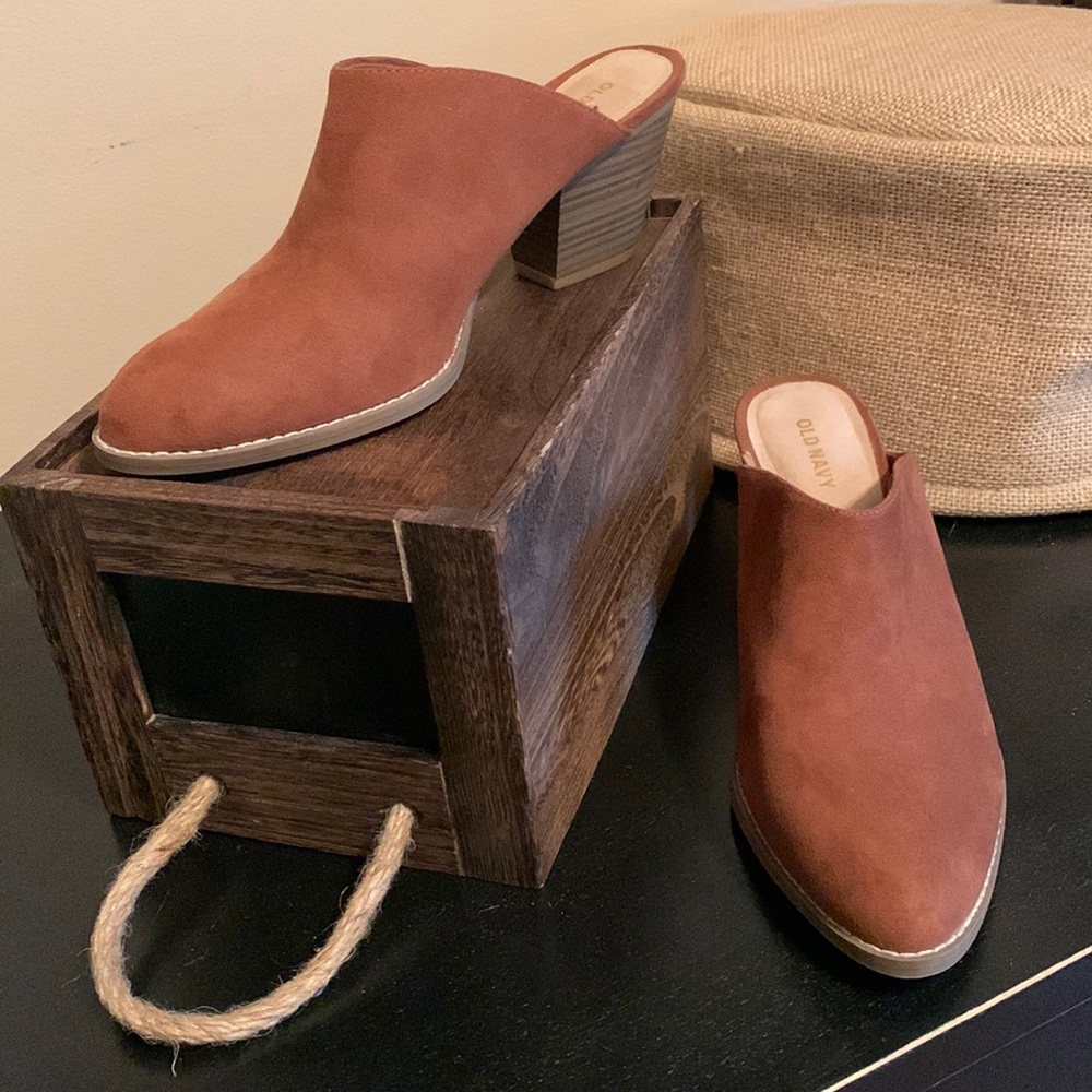 NWOT mule ..beautiful  color and nice stitch detail ..comfortable heel height